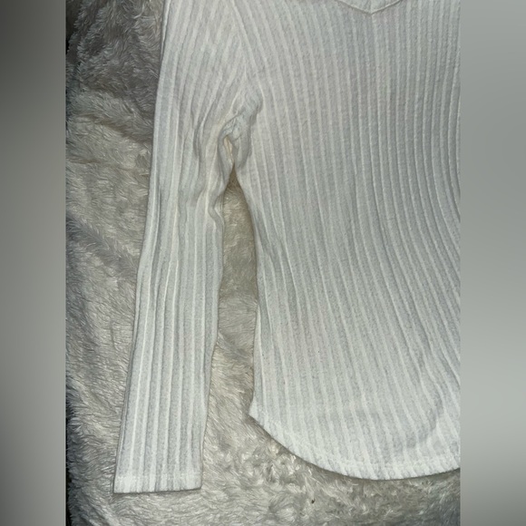 Women’s long sleeve shirt. - Picture 2 of 4